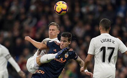 Marcos Llorente pugna con Santi Mina.