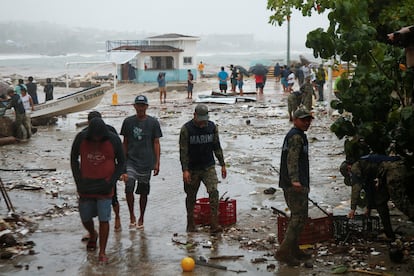 Autoridades y civiles evalúan los daños después de que el huracán Erick tocara tierra en la costa del Pacífico, en Puerto Escondido, Oaxaca.