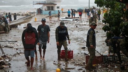 Autoridades y civiles evalúan los daños después de que el huracán Erick tocara tierra en la costa del Pacífico, en Puerto Escondido, Oaxaca.