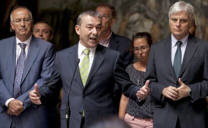 Paulino Rivero, en el centro de la foto, rodeado de miembros de su Gobierno y representantes ciudadanos, el pasado jueves.