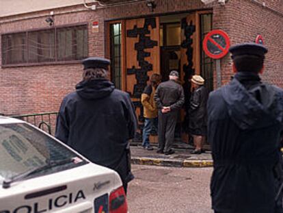 Exterior de la sinagoga de Madrid, con un coche de la policía en la puerta, ayer por la mañana.