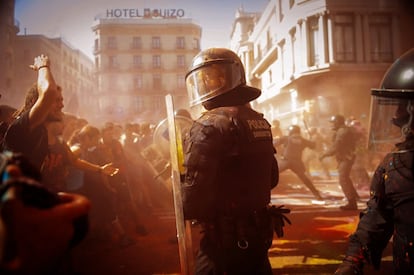 Agentes de los Mossos d'Esquadra en la plaza del Ángel de Barcelona cargan contra manifestantes independentistas que pretendían boicotear una marcha de la asociación de policías y guardias civiles Jusapol.