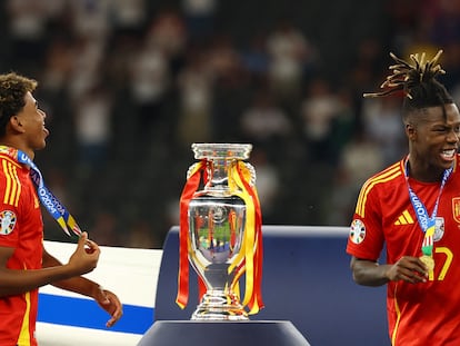 Soccer Football - Euro 2024 - Final - Spain v England - Berlin Olympiastadion, Berlin, Germany - July 14, 2024 Spain's Lamine Yamal and Nico Williams walk past the trophy after collecting their winners medals REUTERS/Kai Pfaffenbach