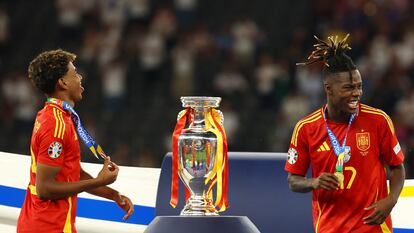 Lamine Yamal y Nico Williams celebran la victoria en la Eurocopa.