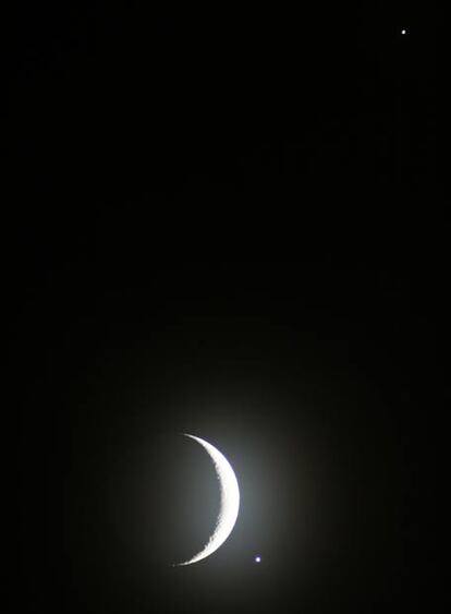 Desde nuestra privilegiada posición en la Tierra, cuando miramos al cielo vemos como se mueven la Luna y los planetas por el firmamento. La Luna se mueve a nuestro alrededor, pero los planetas lo hacen alrededor del Sol. Desde nuestra perspectiva en ocasiones se juntan aparentemente planetas tan distantes entre sí como Venus o Júpiter. Venus, un planeta de tamaño parecido a la Tierra pero de temperaturas infernales, gira en torno al Sol en una órbita más interna que la nuestra, por lo que siempre veremos a este planeta al atardecer o amanecer como mucho a unos pocos palmos del lugar por donde se puso o saldrá nuestra estrella. Júpiter, gigantesco planeta 319 veces más grande que la Tierra y formado básicamente por ingentes cantidades de gas, orbita el Sol de forma más externa que la Tierra. Las órbitas de Venus y Júpiter están separadas como mínimo por unos 670 millones de kilómetros, por lo que ambos nunca pueden estar cerca uno del otro. Sin embargo, es posible que los dos astros errantes puedan aproximarse debido a nuestra perspectiva desde la Tierra. El pasado 1 de diciembre, ambos planetas se aproximaron aparentemente, siendo Venus además ocultado por la Luna. La imagen fue obtenida una vez pasada la ocultación de Venus por la Luna. Júpiter se encuentra en la esquina superior derecha. La foto fue tomada acoplando una cámara digital réflex a un telescopio Megrez 80.