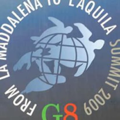 Periodistas pasan delante de un gran cartel con el logo de la próxima cumbre del G8