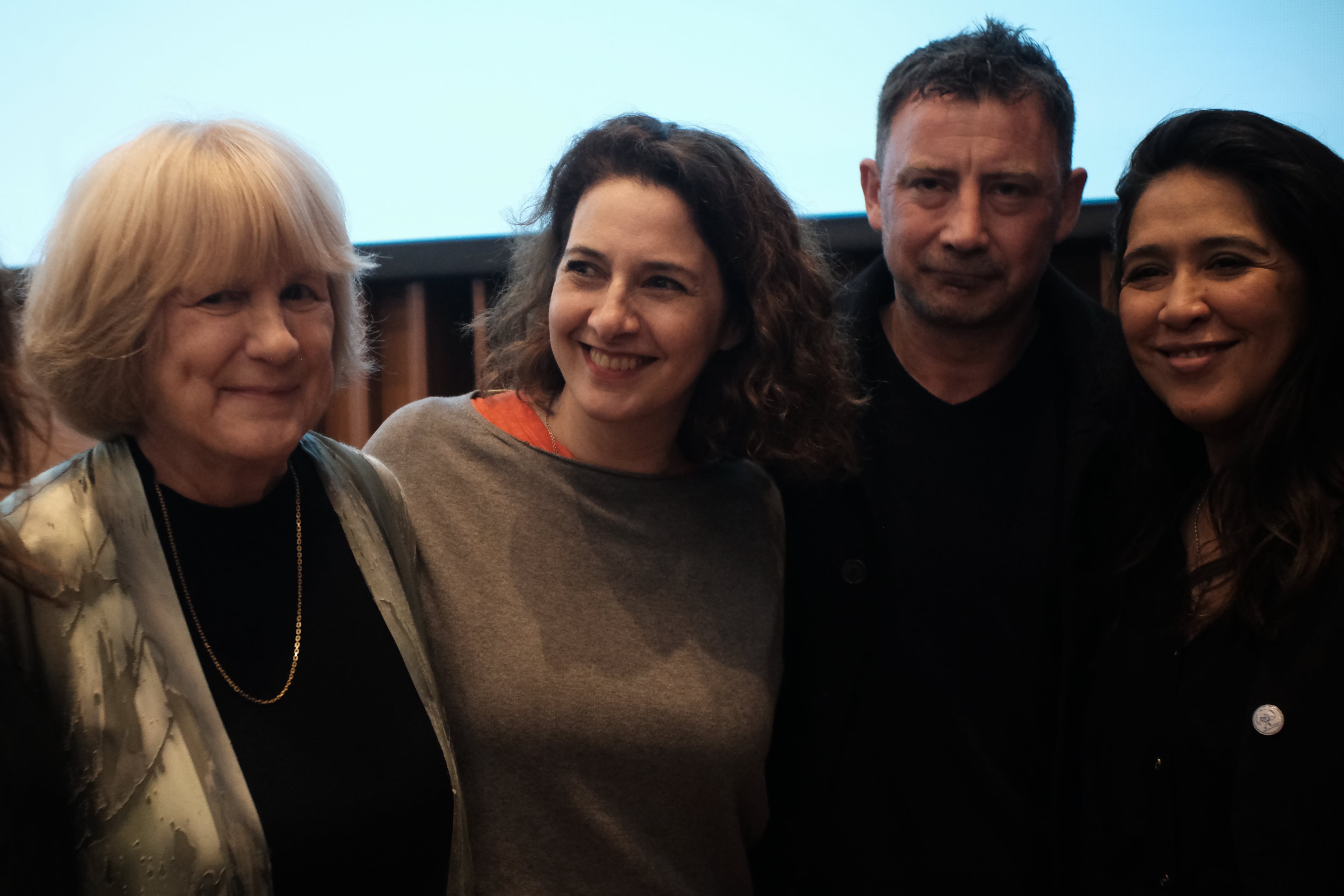 Mary-Claire King, primera por la izquierda, durante su visita a Argentina en 2023 en la que se reunió con abuelos y nietos víctimas de la dictadura militar.