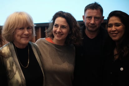 Mary-Claire King con nietos a los que ayudó a identificar, el 20 de septiembre en Buenos Aires (Argentina).