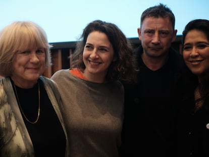 Mary-Claire King con nietos a los que ayudó a identificar, el 20 de septiembre en Buenos Aires (Argentina).