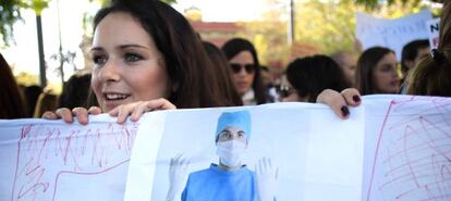 M&eacute;dicos residentes durante una manifestaci&oacute;n de MIR en Sevilla.  