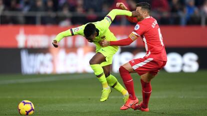 Granell trata de detener una carrera de Semedo.