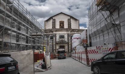 Una de las iglesias que están reconstruyéndose en el centro de L'Aquila.