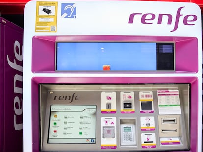 Una máquina de venta de billetes en la estación Madrid-Atocha de Cercanías.