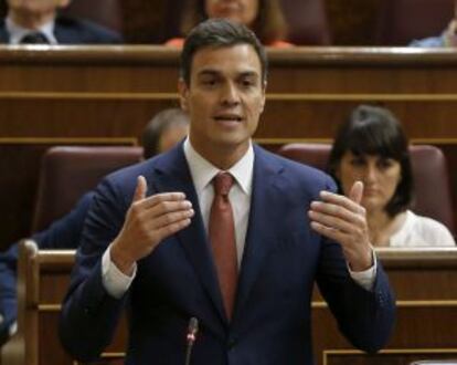 El secretario general del PSOE, Pedro S&aacute;nchez, durante su intervenci&oacute;n en la sesi&oacute;n parlamentaria de control al Gobierno realizada el 30 de septiembre de 2015. 