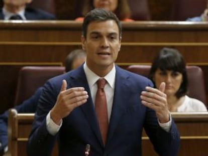 El secretario general del PSOE, Pedro Sánchez, durante su intervención en la sesión parlamentaria de control al Gobierno realizada el 30 de septiembre de 2015.