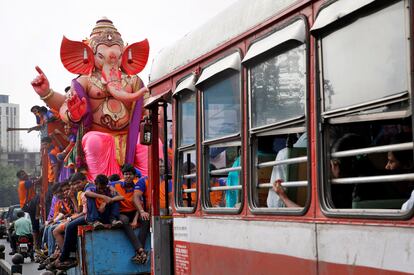 Una figura del dios hindú 'Ganesha' es trasladado en una camioneta antes de la celebración del festival 'Ganesha Chaturthi' en Bombay (India).