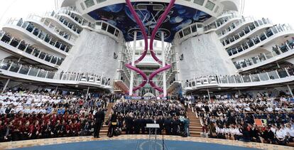 Parte de los 2.300 miembros de la tripulación del 'Harmony of the Seas'.