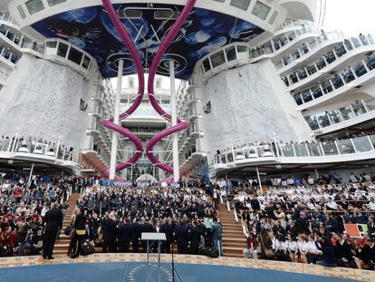 Parte de los 2.300 miembros de la tripulación del 'Harmony of the Seas'.