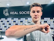 Beñat Turrientes muestra el tatuaje en honor a su padre.