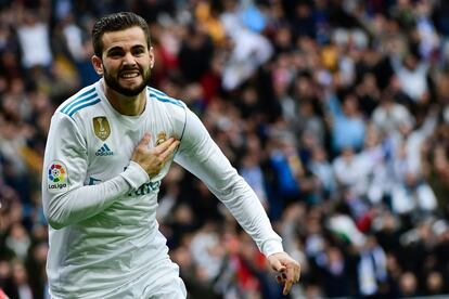 Nacho Fernández, defensa del Real Madrid, celebra el primer gol del equipo blanco.
