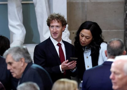 El jefe de Meta, Mark Zuckerberg, con su mujer, Priscilla Chan, en la investidura de Donald Trump, el pasado 20 de enero en el Capitolio de Washington.