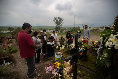 Familiares despiden a Carolina Sacramento, fallecida por la covid-19, en el panteón Civil de Chalco en el Estado de México.