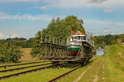 Un barco a su paso por el canal Elblag-Ostrda.