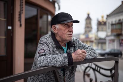 Mikola Terentievich, de 85 años, delante del hotel Déjà Vu.