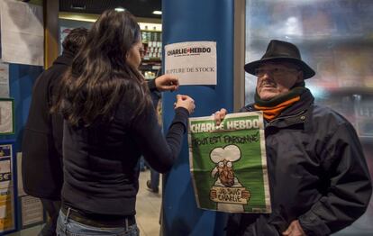 Un cartel informa de que 'Charlie Hebdo' está agotado en un punto de venta en Dunkerque.