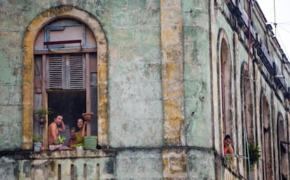 Cubanos se soman a las ventanas de sus viviendas para ver al presidente de los Estados Unidos Barack Obama en La Habana Vieja, el 20 de marzo.