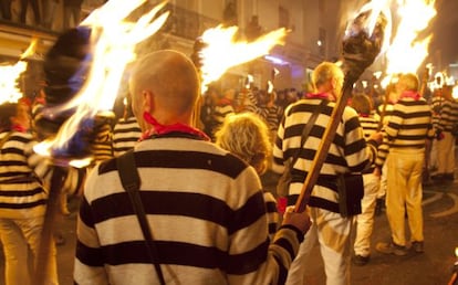 Miembro de la Cliffe Bonfire Society portando antorchas durante la noche de las hogueras en Lewes (Reino Unido).