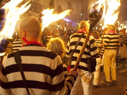 Miembro de la Cliffe Bonfire Society portando antorchas durante la noche de las hogueras en Lewes (Reino Unido). 