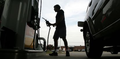 Un hombre reposta en una gasolinera