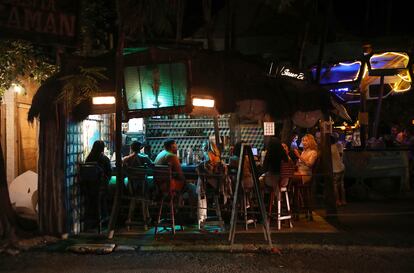 Un grupo de turistas en un bar de Tulum.