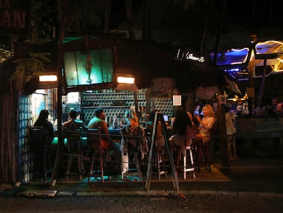 Un grupo de turistas en un bar de Tulum.