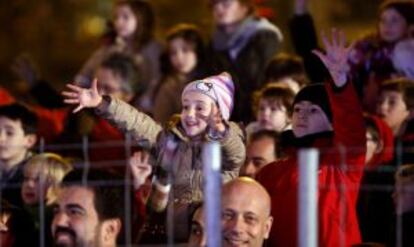 Niños entre el público durante la cabalgata.