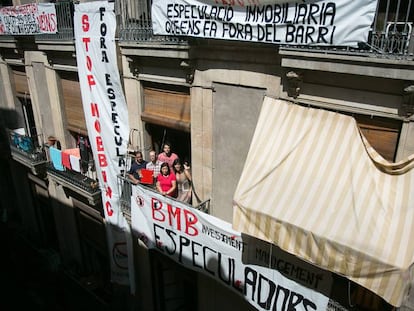 Vecinos del número 106 de la calle del Carme de Barcelona que denuncian acoso inmobiliario.