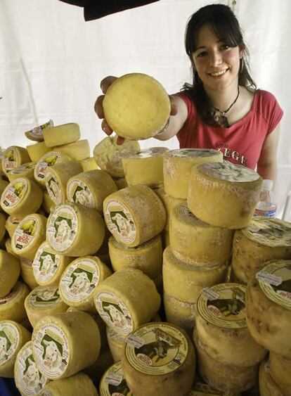 Una vendedora de quesos de Los Beyos en el mercado de Santilln (en el concejo de Amieva).