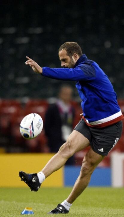 Michalak golpea el balón en un entrenamiento de Francia.