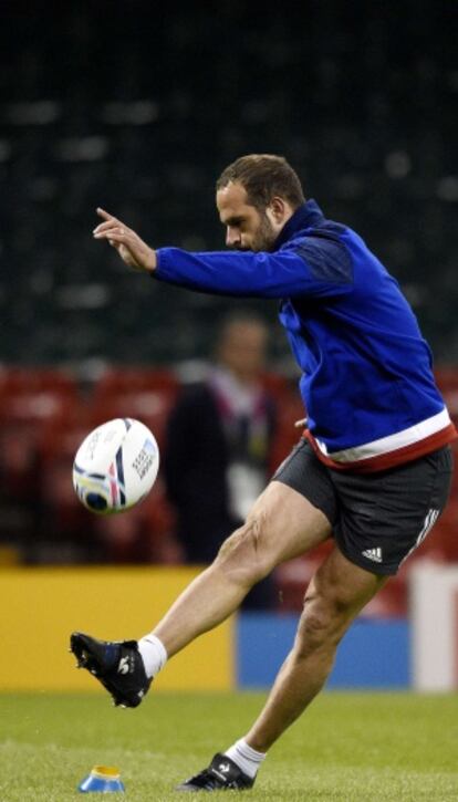 Michalak golpea el bal&oacute;n en un entrenamiento de Francia.