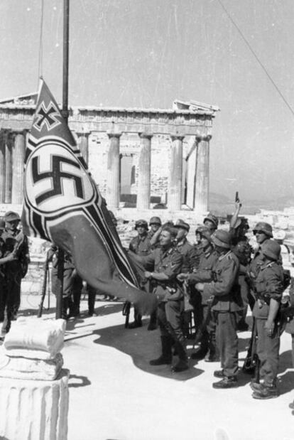 Las tropas alemanas izan la bandera de la esvástica en la Acrópolis de Atenas, en 1941.