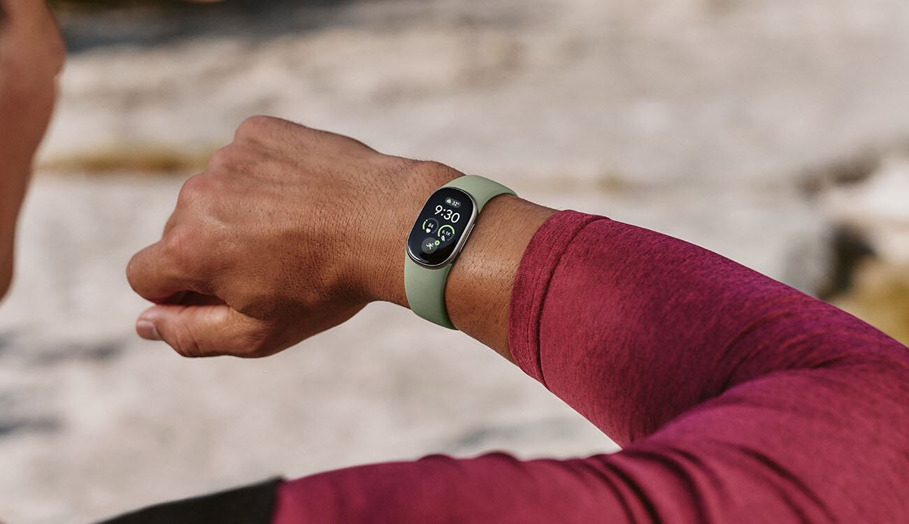 Google Fitbit Edge es oficial: nueva pulsera inteligente diseñada para el uso diario
