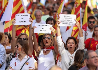 Unas mujeres sujetan un cartel contra la independencia de Cataluña.