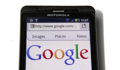 Un teléfono de Motorola con la imagen de Google.