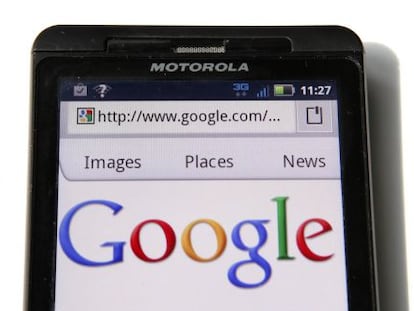 Un teléfono de Motorola con la imagen de Google.