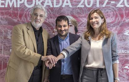 Plácido Domingo, el consejero Vicent Marzà y Susana Lloret, este jueves en Les Arts.