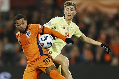 Dean Huijsen (derecha) lucha por el balón con Memphis Depay en el partido entre España y Países Bajos.