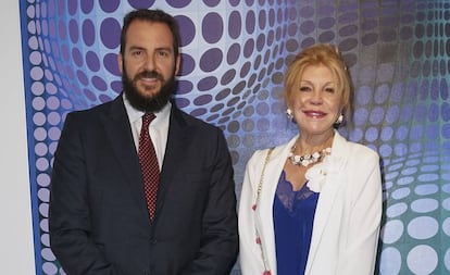 Carmen Thyssen y su hijo Borja en una inauguración en el museo en 2018.