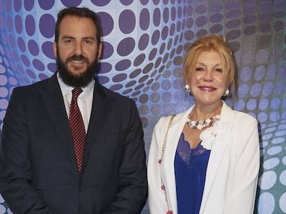 Carmen Thyssen y su hijo Borja en una inauguración en el museo en 2018.