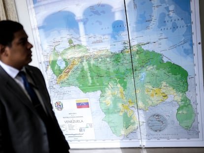 El nuevo mapa de Venezuela que incluye el territorio del Esequibo como propio se muestra en el Ministerio de Relaciones Exteriores en Caracas, Venezuela.
